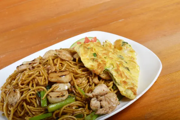 Fried noodles on wooden table — Stock Photo, Image