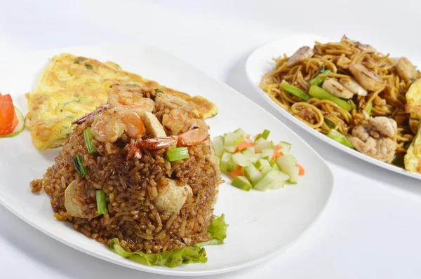 Arroz frito con tortilla en plato blanco a la mesa blanca —  Fotos de Stock