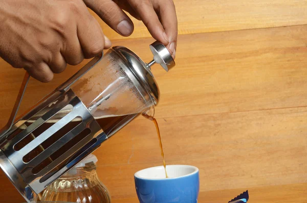 コーヒーの滴るフランス プレス法 — ストック写真