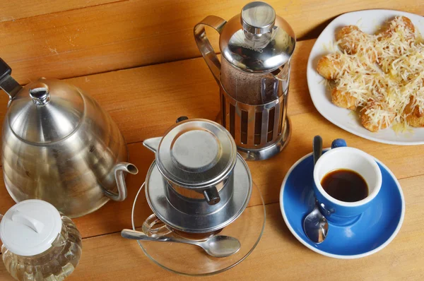 Kaffee tropft in französischer Presse — Stockfoto