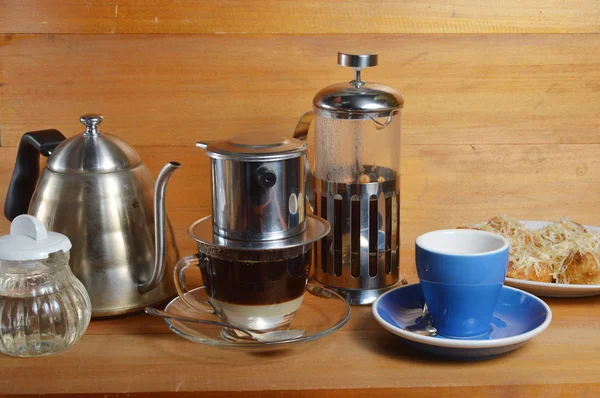 Caffè gocciolante nel metodo di stampa francese — Foto Stock