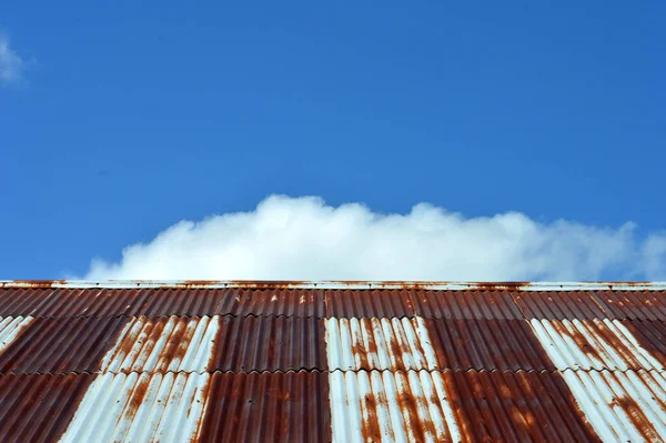 Tinnen Dak Tegen Blauwe Lucht Witte Wolken — Stockfoto