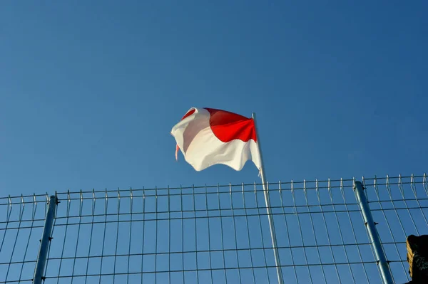 Bandeira Vermelha Branca Indonésia Flutua Poste Ferro Por Trás Uma — Fotografia de Stock