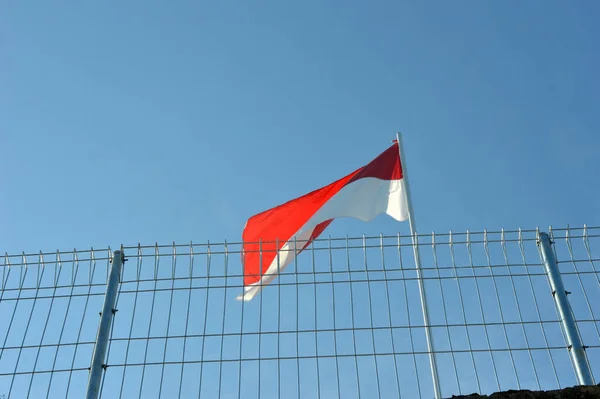 Indonesische Rode Witte Vlag Wappert Een Ijzeren Paal Van Achter — Stockfoto