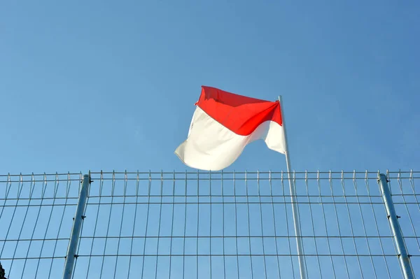 Bendera Merah Dan Putih Indonesia Berkibar Tiang Besi Dari Balik — Stok Foto