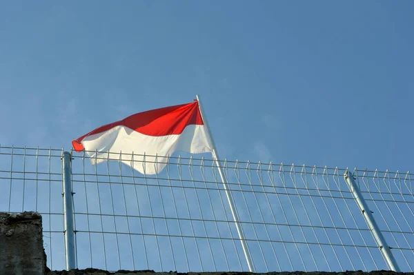 Drapeau Rouge Blanc Indonésie Flotte Sur Poteau Fer Derrière Une — Photo