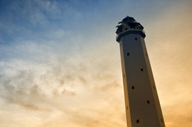 Tanjung Batu Tarakan deniz fenerinin beyaz kulesi Endonezya