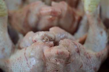 Markette seçici odaklı çiğ tavuk.