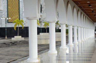 Hidayaturrahman Camii 'nin koridoru - İslam Merkezi Nunukan, Endonezya 