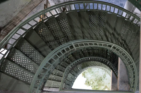 灯台内の鉄の螺旋階段 Tanjung Batu Tarakan Indonesia — ストック写真