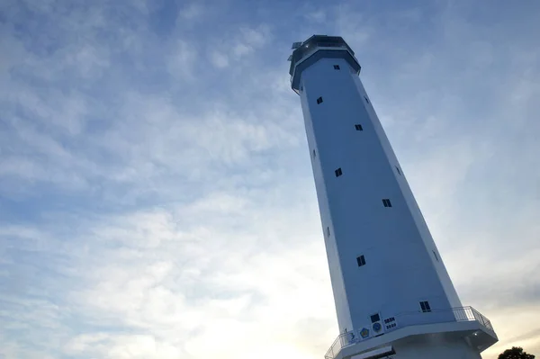 Biała Wieża Latarni Tanjung Batu Tarakan Indonezja — Zdjęcie stockowe