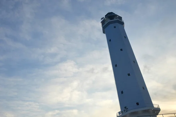 タンジュンバトゥタラカン灯台の白い塔 インドネシア — ストック写真