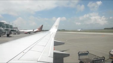 BALIKPAPAN - INDONEZYA, 18 AĞUSTOS 2016: Sultan Aji Muhammad Sulaiman Sepinggan Uluslararası Havalimanı Balikpapan 'daki uçak pencere faaliyetlerinden görüş