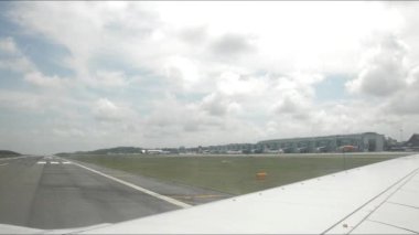 BALIKPAPAN - INDONESIA, 18 AĞUSTOS 2016: Sultan Aji Muhammad Sulaiman Sepinggan Uluslararası Havalimanı Balikpapan 'dan kalkış için piste giden uçak penceresinden görüş
