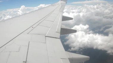 BALIKPAPAN - INDONEZYA, 18 AĞUSTOS 2016: Uçak penceresinden görünüşü uçuşun atmosferi yüksek irtifada yatıyordu.