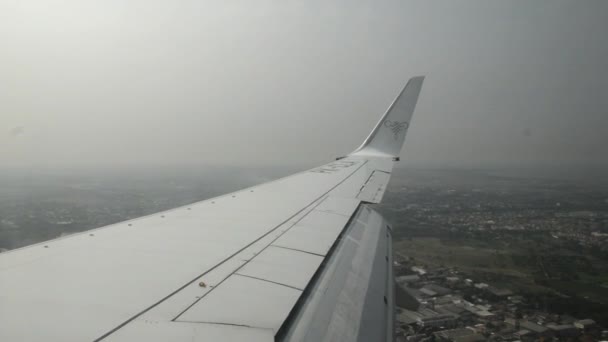 Tarakan Indonesia Серпня 2016 Вигляд Вікна Літака Приземлився Міжнародному Аеропорту — стокове відео