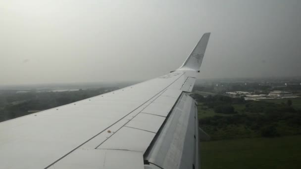 Tarakan Indonesia Agosto 2016 Vista Desde Ventana Del Avión Que — Vídeo de stock