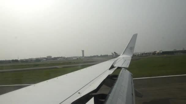 Tarakan Indonésia Agosto 2016 Vista Janela Avião Que Aterrissa Aeroporto — Vídeo de Stock