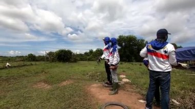 TARAKAN - INDONESIA, HAZİRAN 2020: Kuzey Kalimantan eyaletinde yarışan güvercin taraftarları tarafından takip edilen güvercin yarışı