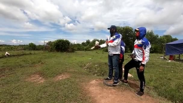 Tarakan インドネシア 2020年6月 レース鳩の競争北カリマンタン州のレース鳩のファンが続きます — ストック動画