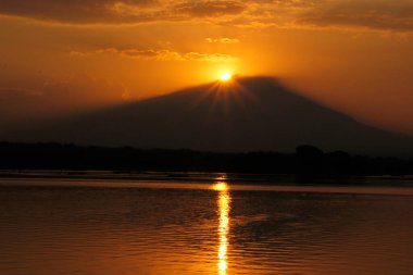 Alacakaranlıkta Cengklik rezervuarında güzel bir panorama var. Bu rezervuar Endonezya 'nın başkenti Central Java' da.