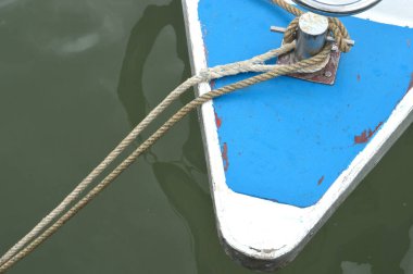 Sürat teknesinin yukarısına demir atmış.