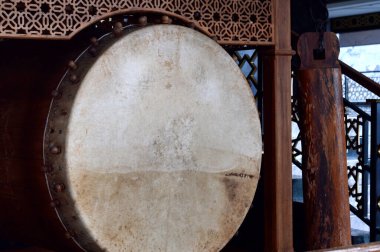 Camide büyük bir davul kazılmış, sığır derisinden yapılmış, duanın arifesinde dövülmüş.