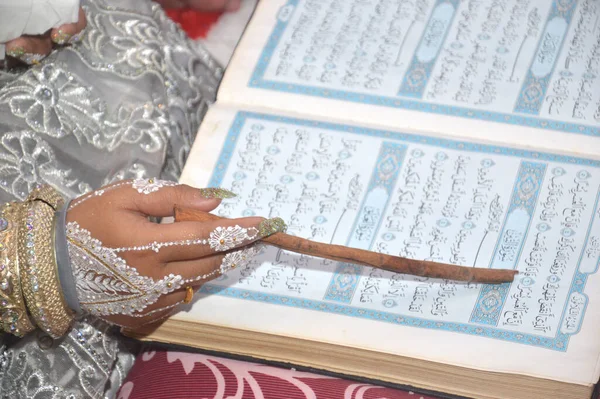 Bride Hand Points Her Reading Holy Book Koran Khtam Quran — Stock fotografie