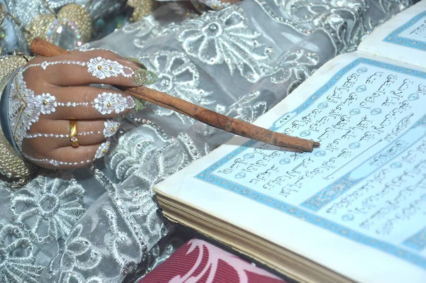 Bride Hand Points Her Reading Holy Book Koran Khtam Quran — Stock fotografie