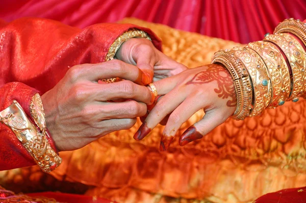 Bräutigam tritt in den Ring an die Hand der Braut — Stockfoto