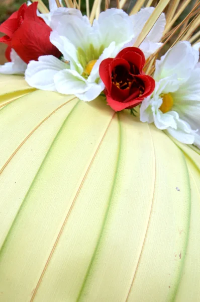 Decoração tradicional com folhas de coco — Fotografia de Stock