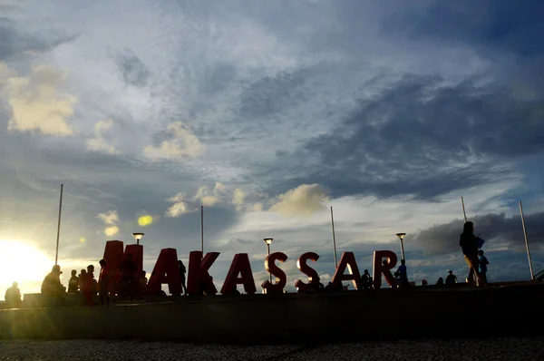 Dużymi literami "Makassar" na plaży Losari, Makassar, Indonezja — Zdjęcie stockowe