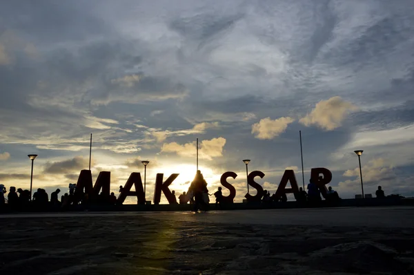 大きな文字ビーチ、ザ ロサリ マカッサル インドネシアで「マカッサル」 — ストック写真