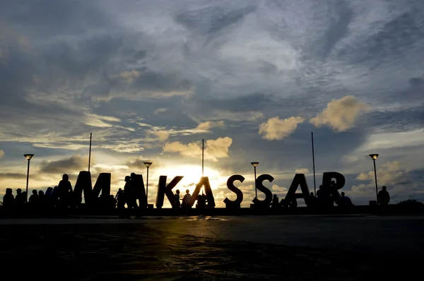 Dużymi literami "Makassar" na plaży Losari, Makassar, Indonezja — Zdjęcie stockowe