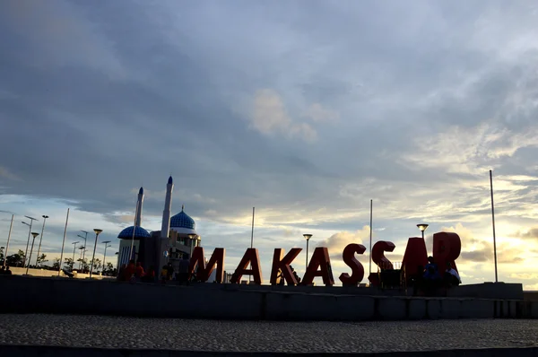 Dużymi literami "Makassar" na plaży Losari, Makassar, Indonezja — Zdjęcie stockowe