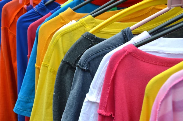 Kleurrijke t-shirts — Stockfoto