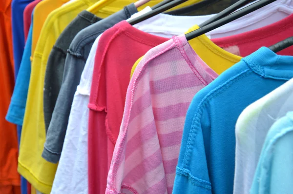 Kleurrijke t-shirts — Stockfoto