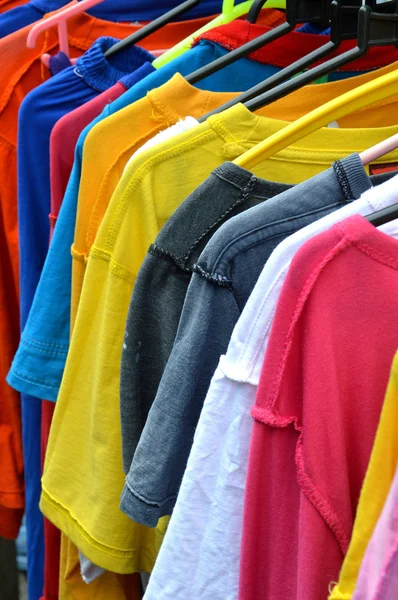 Kleurrijke t-shirts — Stockfoto