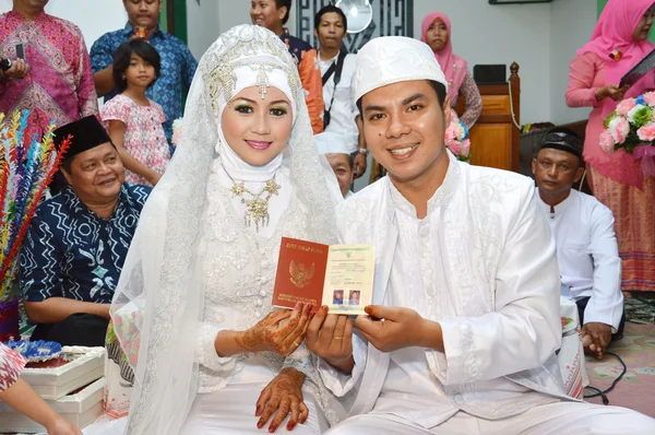 Indonesian bridal couples — Stock Photo, Image