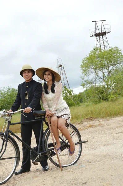 Indonesiano coppie nuziali pre-matrimonio photoshoot — Foto Stock