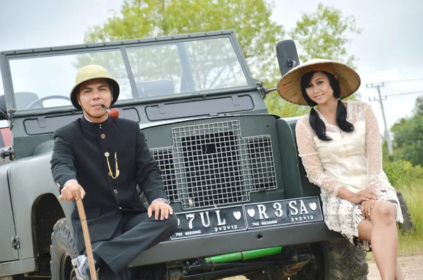 Indonesiano coppie nuziali pre-matrimonio photoshoot — Foto Stock