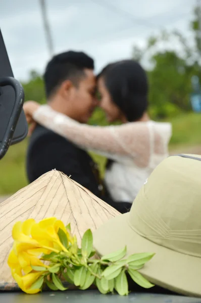 Indonesiano coppie nuziali pre-matrimonio photoshoot — Foto Stock