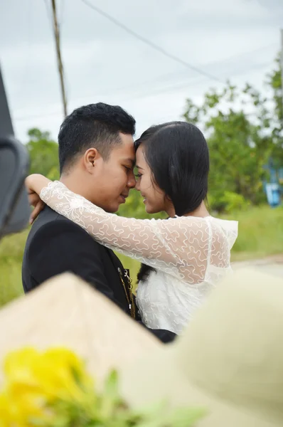 Indonesiano coppie nuziali pre-matrimonio photoshoot — Foto Stock