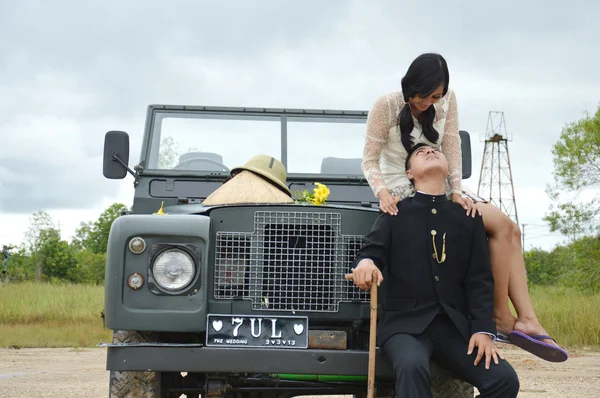 Couples nuptiaux indonésiens avant le mariage photoshoot — Photo