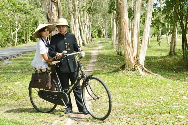 Indonesiska brudpar prewedding photoshoot — Stockfoto