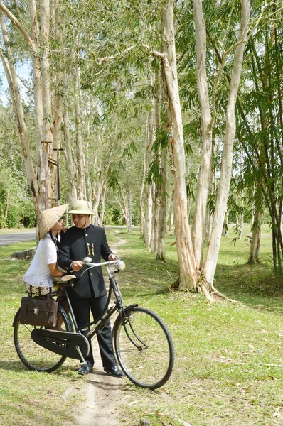 Indonezyjski-Suknie ślubne par prewedding photoshoot — Zdjęcie stockowe