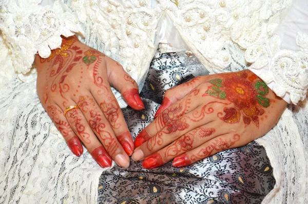 Henna nas mãos da noiva de casamento indonésia — Fotografia de Stock