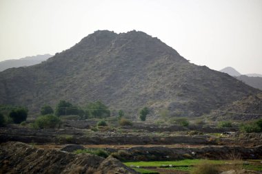 Bu dağ manzarasının engebeli güzelliğini teraslı tarım, seyahat, macera ve doğa temaları ile keşfedin. Suudi Arabistan 'ın başkenti Medine' de yer almaktadır.