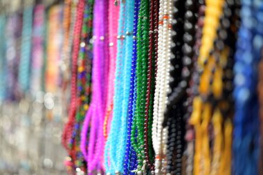 Ruhsal ihtiyaçların için güzel tespih bul. Bu renkli teller, bilinçli meditasyon için geleneksel bir tasarım ile barış ve yansıma sunar..