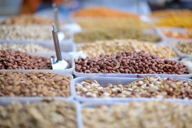 Markette taze fındık ve tohumlardan oluşan lezzetli bir seçim. Sağlıklı beslenme ve aşçılık projeleri için mükemmel.